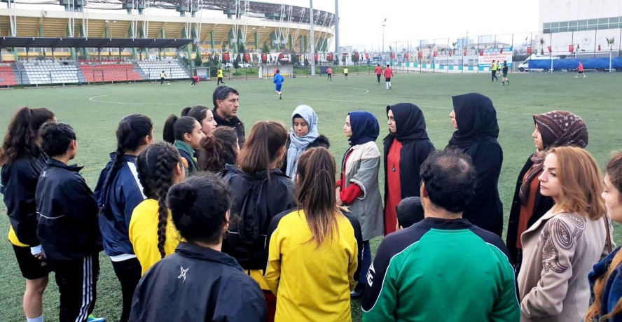 AK Gençlik Bayan Komisyonundan Bayan Futbol takımına ziyaret; “Şampiyon Bayan takımımızı yalnız bırakmayalım”